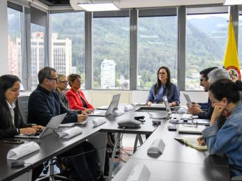 Personas reunidas alrededor de una mesa en la sala de negocios.