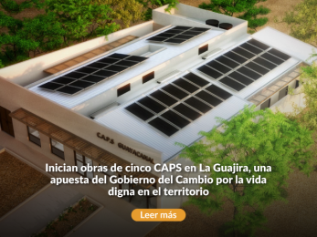 Edificio de una sola planta con paneles solares en el techo.
