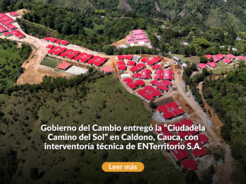 Vista árerea de la ciudadela de casas de techos rojos sobre la montaña.