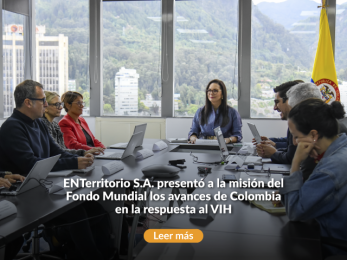 Personas reunidas alrededor de una mesa en la sala de negocios.