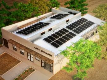 Edificio de una sola planta con paneles solares en el techo.