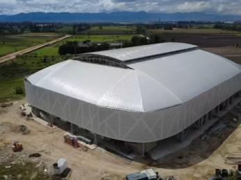 Vista del coliseo con diseño futurista en metal en construcción