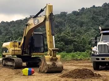 Un tractor en una zona de obra de construcción.