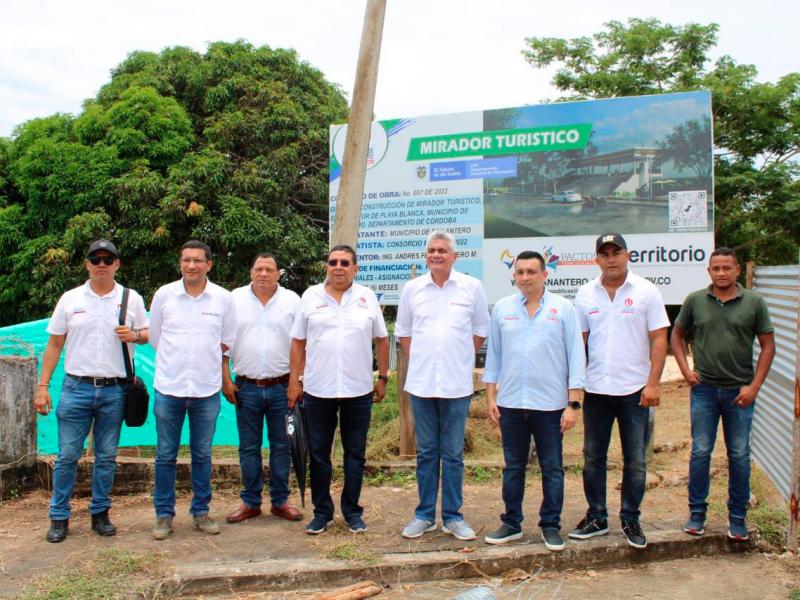 Funcionarios locales y de ENterritorio en el campo.