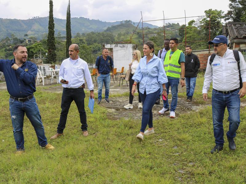 Inspección del terreno, punto de partida para obra en Amagá, Antioquia