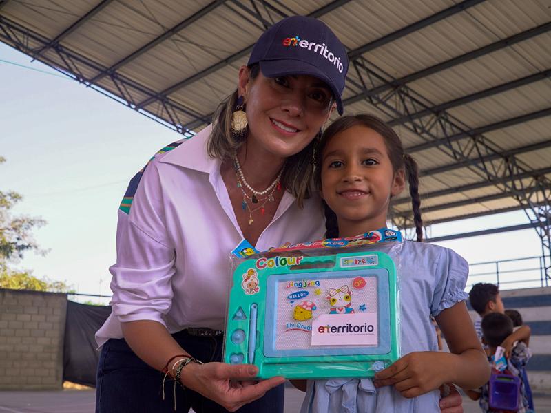 ENTerritorio regala sonrisas a 600 niños en Navidad