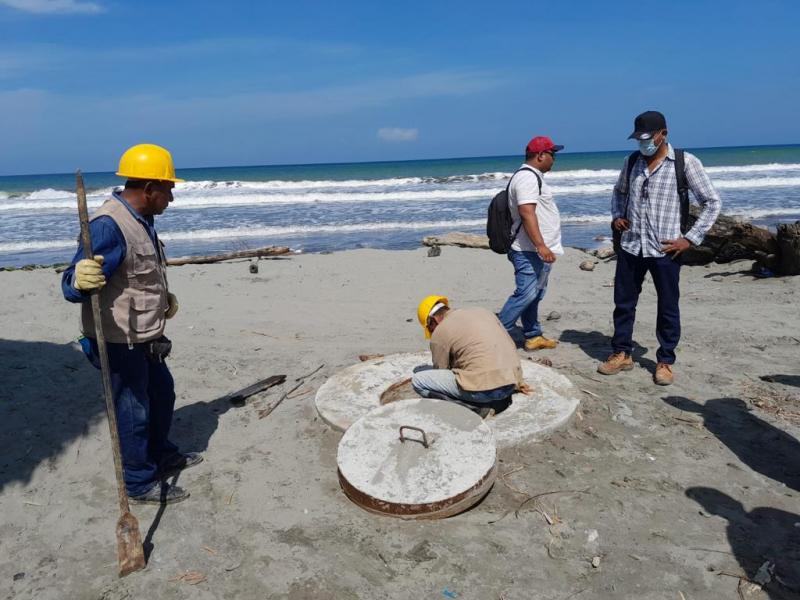 Trabajadores en la playa de Moñitos