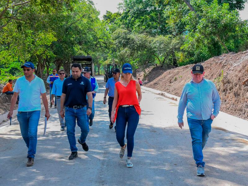 Equipo de ENTerritorio recorriendo una nueva vía.