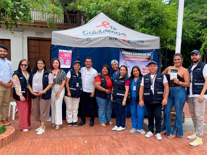 Equipo de la entidad bajo uin toldo en la ciudad.