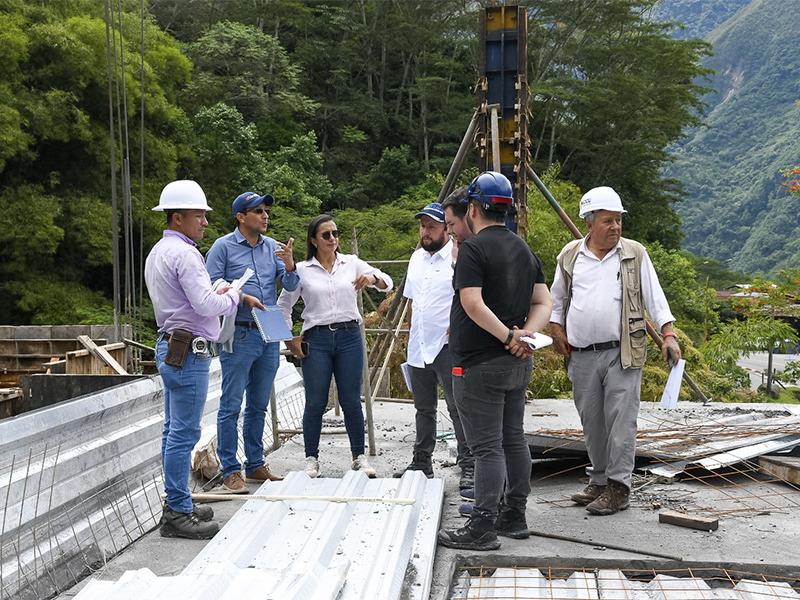 Equipo de ET hablando en la obra.