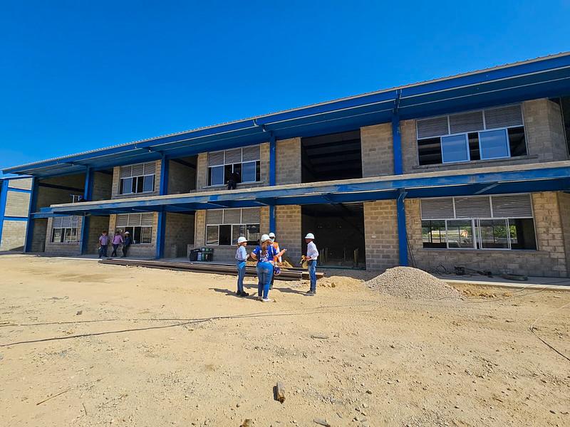 Avanzan obras que fortalecerán la educación y el saneamiento básico en tres municipios de Bolívar