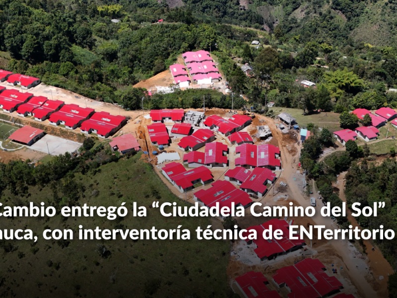 Vista árerea de la ciudadela de casas de techos rojos sobre la montaña.