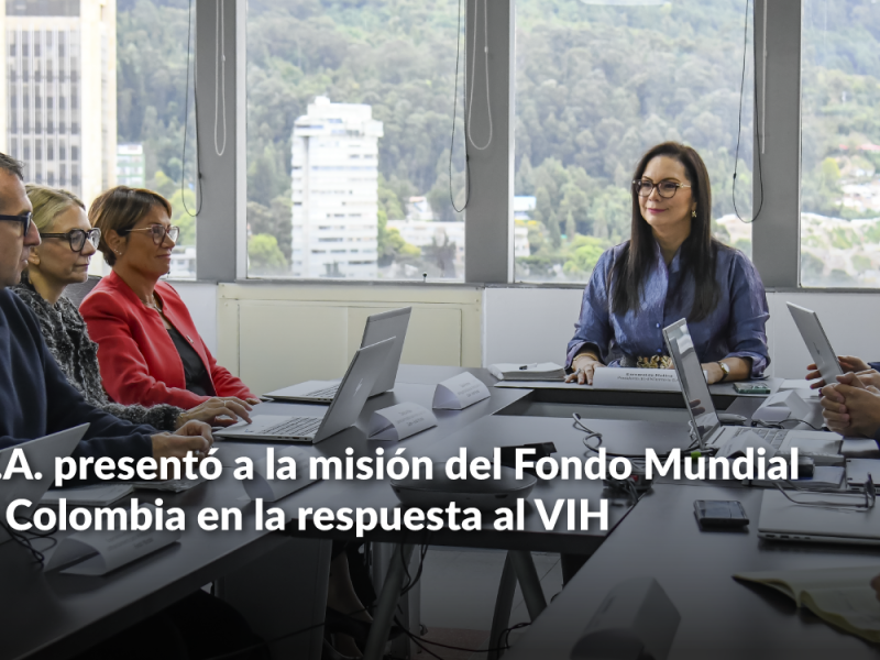 Personas reunidas alrededor de una mesa en la sala de negocios.