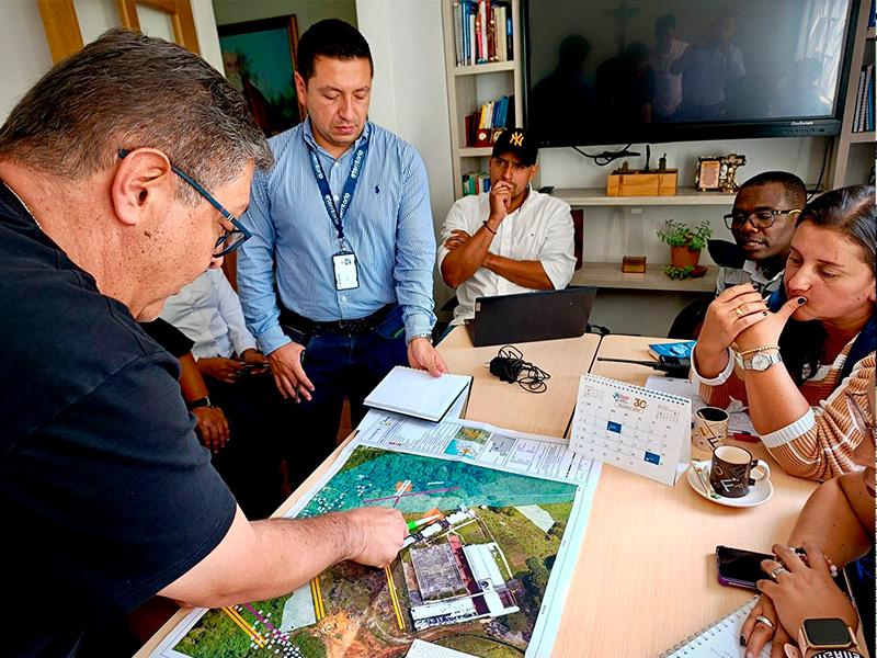 Personas reunidas observando un mapa.
