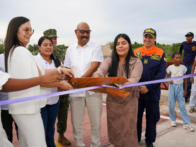 Funcionarios cortando cinta de entrega del Malecón.