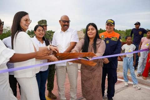 Funcionarios cortando cinta de entrega del Malecón.